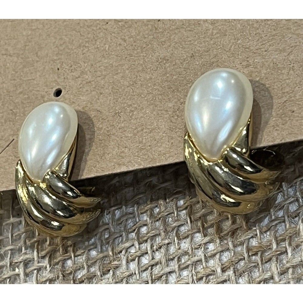 VTG 80'S RUNWAY COUTURE PEARL TEAR DROP GOLD TONED METAL HUGGIE EARRINGS
